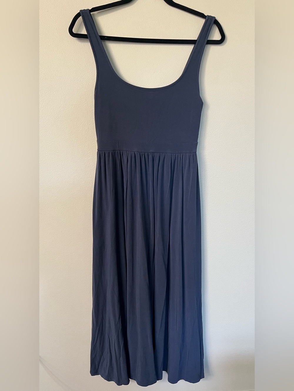Wilfred Free Market Navy sleeveless pleated Midi Dress from Aritzia size small
